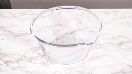 Téléchargez les photos : Pas à pas. Mélange d'ingrédients pour mini crêpes céréalières dans un bol de mélange en verre. - en image libre de droit