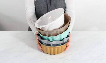 Foto de Pila de diferentes colores y formas panes para pasteles. - Imagen libre de derechos