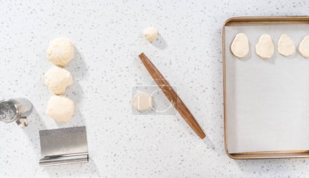 Foto de Acostado. Rolling masa de pan con un rodillo francés para hornear naan dippers. - Imagen libre de derechos