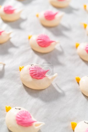 Foto de Galletas de merengue de Pascua recién horneadas en forma de aves. - Imagen libre de derechos