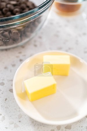 Téléchargez les photos : Ingrédients mesurés dans des bols à mélanger en verre pour faire du caramel à la menthe poivrée de Noël. - en image libre de droit