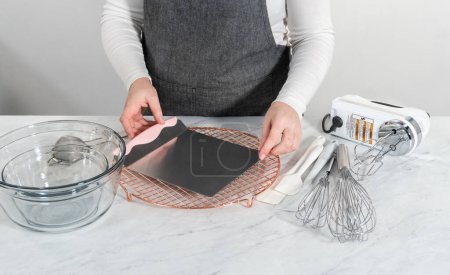 Téléchargez les photos : Outils de cuisine pour cuire des gâteaux bundt sur le comptoir de cuisine. - en image libre de droit