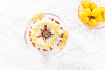 Téléchargez les photos : Pose plate. Gâteau lapin au citron décoré de zeste de citron sur un stand de gâteau. - en image libre de droit