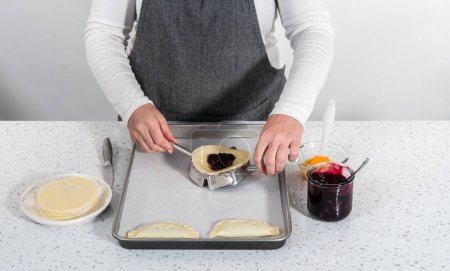 Foto de Relleno de masa de empanada con relleno de pastel de arándanos para hacer empanadas dulces con arándanos. - Imagen libre de derechos