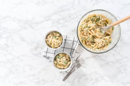 Téléchargez les photos : Flat lay. Serving macaroni salad with chicken in white ceramic bowls. - en image libre de droit