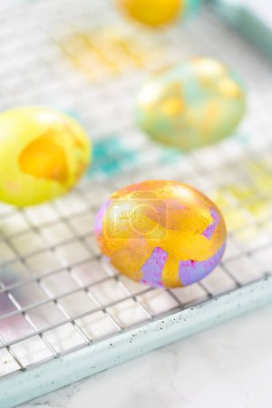 Téléchargez les photos : Colorant d'oeuf de Pâques. Peinture oeufs de Pâques avec éclat d'or. - en image libre de droit