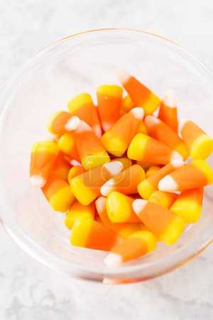 Téléchargez les photos : Ingrédients mesurés dans des bols à mélanger en verre pour faire du caramel au maïs. - en image libre de droit