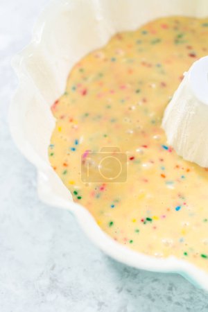 Foto de Vista de cerca. Pastel de masa en una bandeja de pastel de paquete para hornear pastel de paquete funfettti. - Imagen libre de derechos
