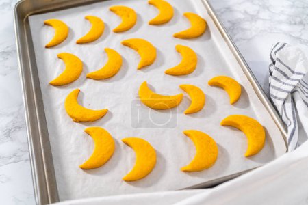 Téléchargez les photos : Biscuits au citron avec glaçage au citron. Refroidissement de biscuits au citron fraîchement cuits sur un comptoir de cuisine. - en image libre de droit
