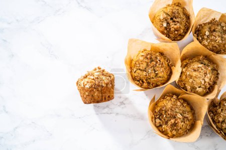 Téléchargez les photos : Muffins de flocons d'avoine de banane fraîchement cuits avec garniture de sucre d'avoine. - en image libre de droit