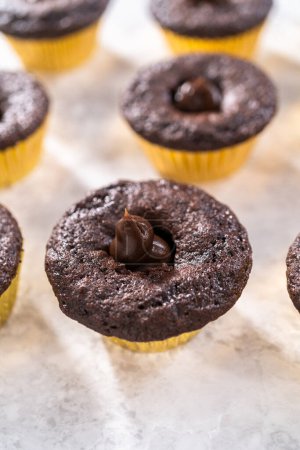 Téléchargez les photos : Remplir de cupcakes au chocolat avec de la ganache au chocolat. - en image libre de droit