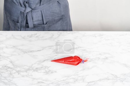 Téléchargez les photos : Melted chocolate in a piping bag on the kitchen counter. - en image libre de droit