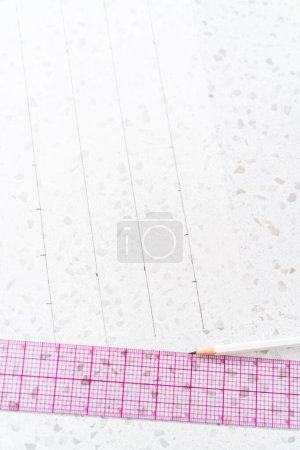 Foto de Preparación de la plantilla de corte de papel de pergamino para cortar el dulce casero. - Imagen libre de derechos