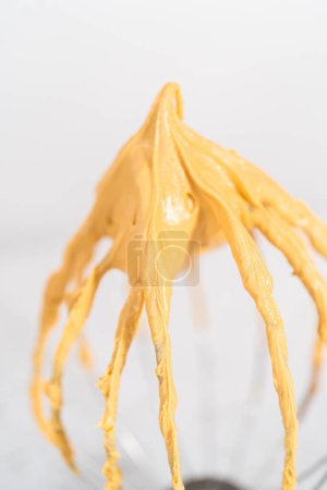 Téléchargez les photos : Fraîchement fouetté dulce de leche beurre glaçage sur un fouet. - en image libre de droit