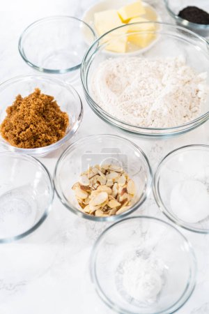 Foto de Ingredientes medidos en cuencos de vidrio para hornear magdalenas de semillas de amapola de limón. - Imagen libre de derechos