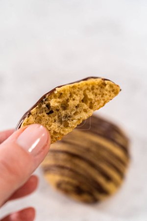 Téléchargez les photos : Biscuits à la banane fraîchement cuits avec de la bruine de chocolat sur un comptoir de cuisine. - en image libre de droit