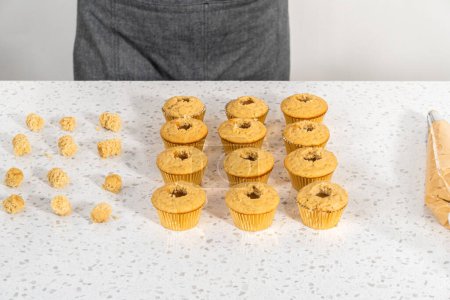 Téléchargez les photos : Remplir les cupcakes de caramel pour faire des cupcakes dulce de leche. - en image libre de droit