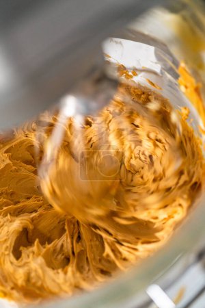 Téléchargez les photos : Fouetter les ingrédients dans un mélangeur électrique stand pour faire glaçage dulce de leche buttercream. - en image libre de droit