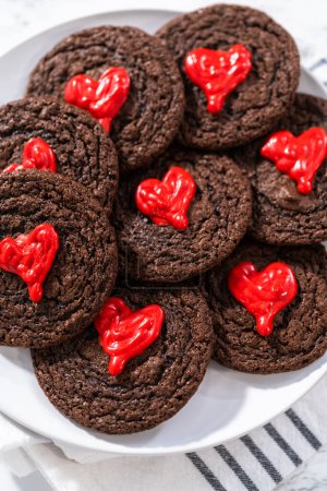 Téléchargez les photos : Freshly baked chocolate cookies with chocolate hearts for Valentines Day. - en image libre de droit