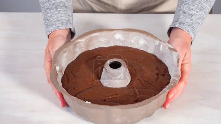Foto de Paso a paso. Pastel de chocolate rebozado en un molde de metal listo para hornear. - Imagen libre de derechos