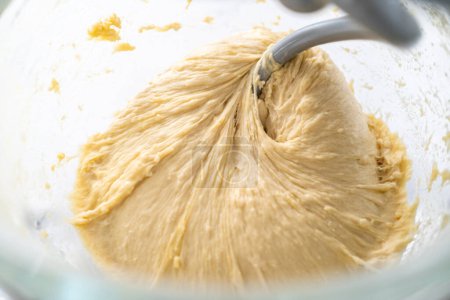 Téléchargez les photos : Mélange d'ingrédients dans un mélangeur de cuisine pour cuire des brioches maison. - en image libre de droit