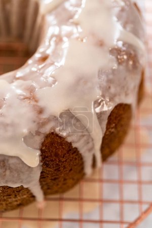 Téléchargez les photos : Gâteau de lapin à la vanille glacée avec un glaçage à la vanille blanche. - en image libre de droit