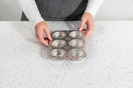 Foto de Vacíe una bandeja de magdalenas pequeña en un mostrador de cocina. - Imagen libre de derechos