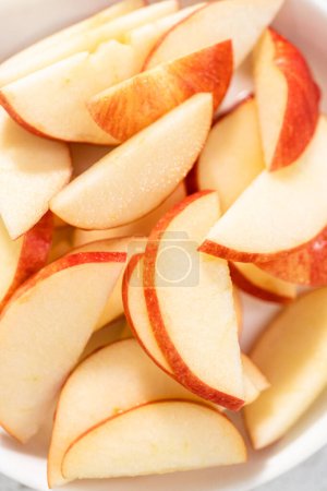 Foto de Manzanas rojas en rodajas finas en un plato blanco. - Imagen libre de derechos