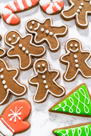 Foto de Decoración de galletas de jengibre de Navidad con glaseado real. - Imagen libre de derechos