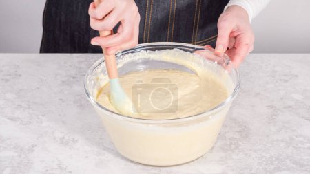Foto de Paso a paso. Mezclar los ingredientes en un tazón de vidrio para preparar panqueques de plátano de coco. - Imagen libre de derechos