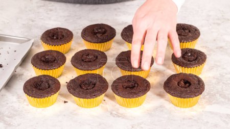 Téléchargez les photos : Pas à pas. Remplir de cupcakes au chocolat avec de la ganache au chocolat. - en image libre de droit