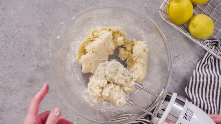 Foto de Acostado. Mezclar ingredientes en la masa para pastel de libra de limón. - Imagen libre de derechos