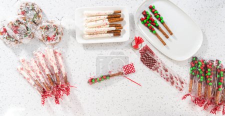Foto de Denver, Colorado, Estados Unidos-18 de diciembre de 2022-Flat lay. Embalaje pretzels caseros cubiertos de chocolate en bolsas de plástico transparente para regalos de Navidad. - Imagen libre de derechos