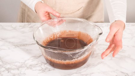 Téléchargez les photos : Pas à pas. Préparation de ganache au chocolat dans un bol à mélanger en verre. - en image libre de droit
