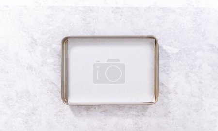 Téléchargez les photos : Pose plate. Plaques de cuisson vides avec un papier parchemin blanc. - en image libre de droit