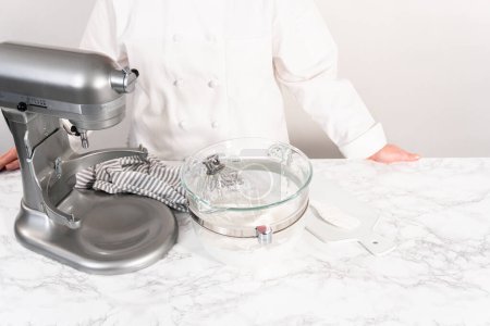 Foto de Hacer merengue en la batidora de cocina para hornear galletas de merengue unicornio. - Imagen libre de derechos