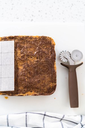Téléchargez les photos : Marquage de caramel au beurre d'arachide au chocolat pour découper en petits morceaux. - en image libre de droit