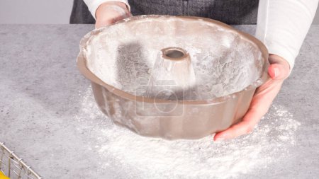 Téléchargez les photos : Pas à pas. Graissage casserole à gâteau bundt pour cuire le gâteau bundt citron canneberge. - en image libre de droit