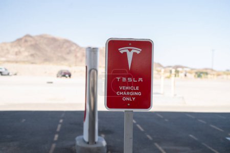 Foto de Baker, California, EE.UU.-12 de octubre de 2021 - Estación de recarga Tesla durante el día. - Imagen libre de derechos