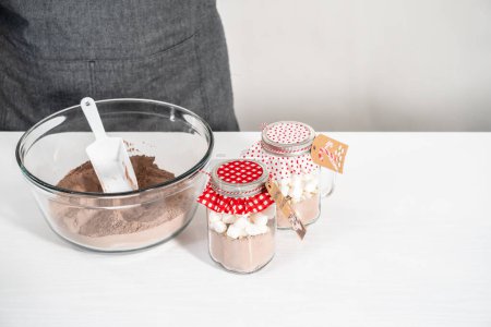 Téléchargez les photos : Faire maison mélange de chocolat chaud dans le pot de maçon à boire pour Noël cadeau alimentaire. - en image libre de droit