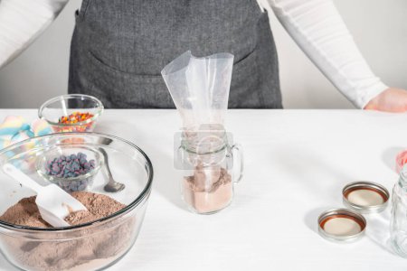 Téléchargez les photos : Faire un mélange de chocolat chaud licorne dans un pot de maçon comme cadeau alimentaire. - en image libre de droit