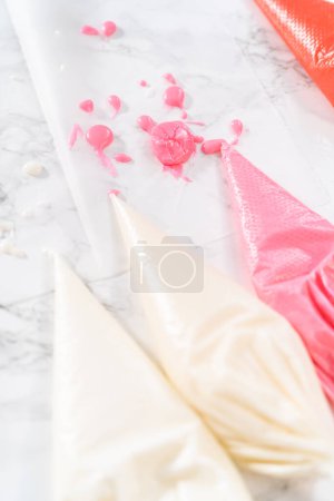 Téléchargez les photos : Décoration de biscuits au sucre en forme de cœur avec glaçage royal rose et blanc pour la Saint-Valentin. - en image libre de droit