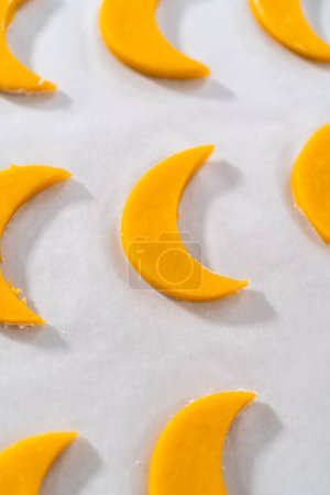 Téléchargez les photos : Biscuits au citron avec glaçage au citron. Pâte à biscuits roulante avec rouleau à pâtisserie réglable et découpage de biscuits avec emporte-pièce pour cuire des biscuits au coin de citron avec glaçure au citron. - en image libre de droit