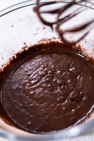 Téléchargez les photos : Mélange d'ingrédients pour cuire des cupcakes au chocolat arc-en-ciel licorne. - en image libre de droit