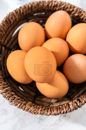 Foto de Ingredientes medidos en tazones de vidrio para hacer huevos duros sin cáscara. - Imagen libre de derechos