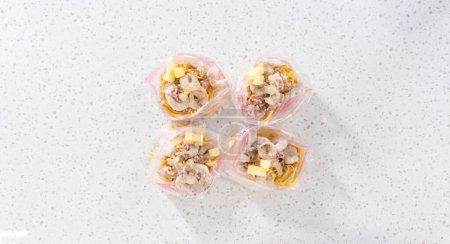 Téléchargez les photos : Pose plate. Emballage maison crevettes congelées préparation de repas scampi dans des sacs refermables en plastique. - en image libre de droit