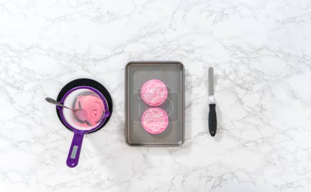 Foto de Acostado. Preparación de arcos de chocolate rosa para decorar galletas de shortbread en forma de panda. - Imagen libre de derechos