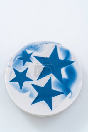 Téléchargez les photos : Remplissage moule en silicone en forme d'étoile avec du chocolat de couleur fondue. - en image libre de droit