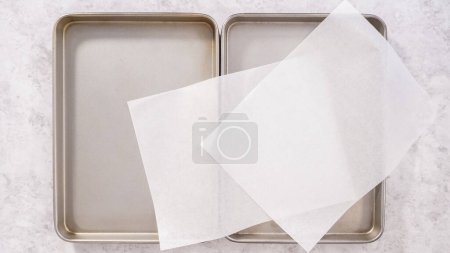 Téléchargez les photos : Pose plate. Pas à pas. Plaques de cuisson vides avec un papier parchemin blanc. - en image libre de droit