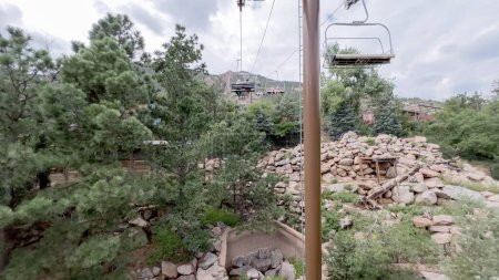 Téléchargez les photos : Colorado Springs, Colorado, États-Unis-17 août 2022-Randonnée en remonte-pente au zoo de Cheyenne Mountain pendant l'été. - en image libre de droit